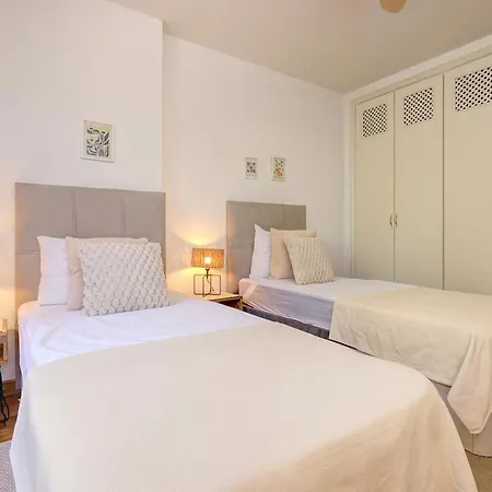 Lucy - 2 Bed Apartmán Estepona
